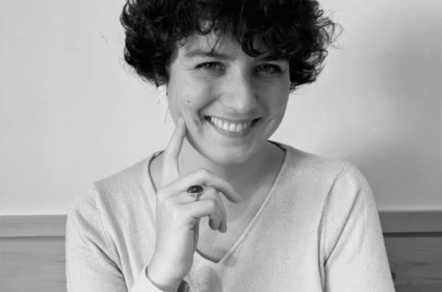 Agathe, la coach dans l'interview prise en photo en train de sourire.