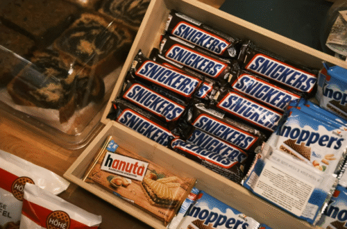 Des snickers et autres snacks industriels posés sur un comptoir