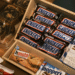 Des snickers et autres snacks industriels posés sur un comptoir